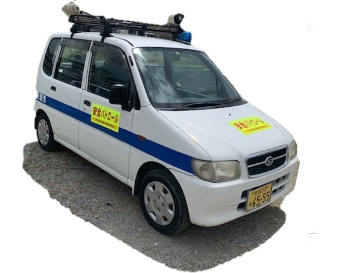 青色回転灯搭載の公用車