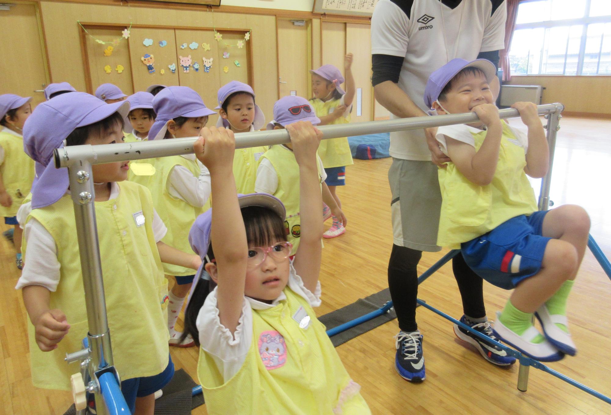 げんきっこタイム  「てつぼうのぶら下がりに挑戦」